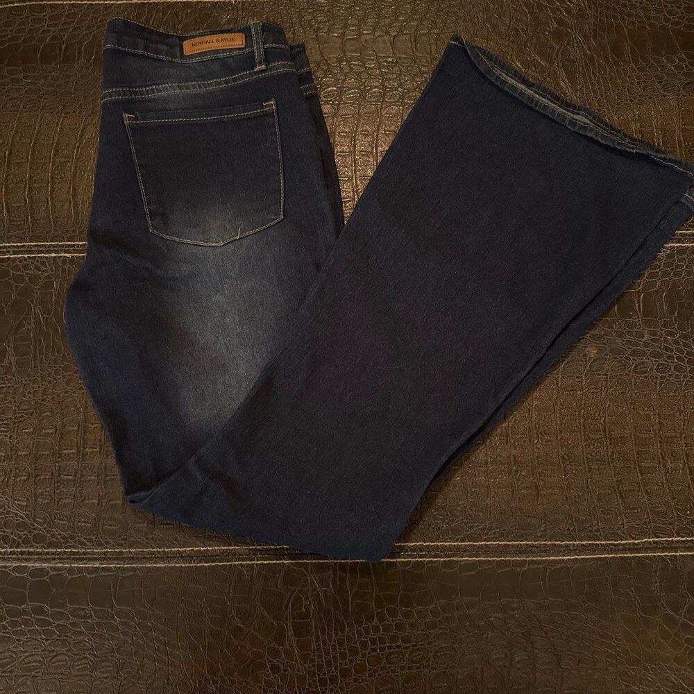 Kendall & Kylie Women Mid-Rise Flare Leg Jean 11/12 Dark Blue Wash
